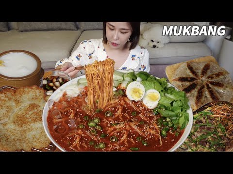 Видео: титр) Spicy Noodles dumplings Pancake Beef pancake Potato pancake Makgeolli realsound asmr mukbang