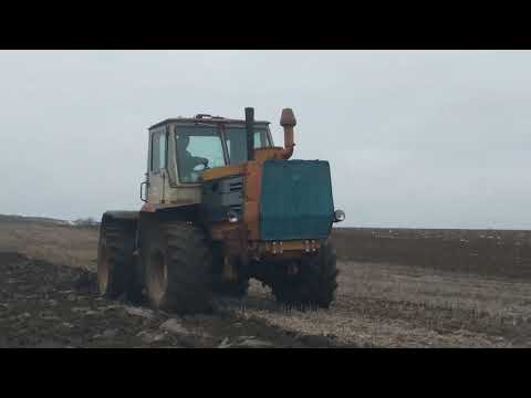 Видео: трактор т 150 колісний плуг плн 5 35 оранка 2025
