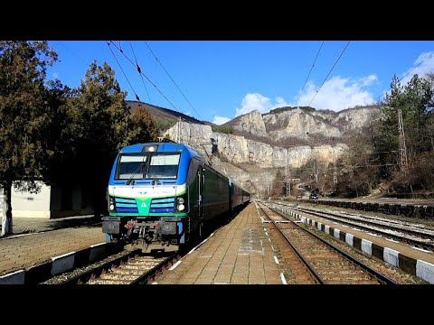 Видео: Бърз влак 2602 "Златни пясъци" дефилира на гара Лакатник, начело с локомотив 80 039 "Хан Омуртаг"...