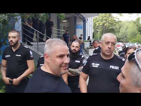 Видео: Трето районно не пуска адвокат на арестуван гражданин