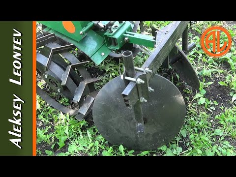 Видео: Дисковый окучник для мотоблока.  Окучивание картофеля / Homemade potato hiller