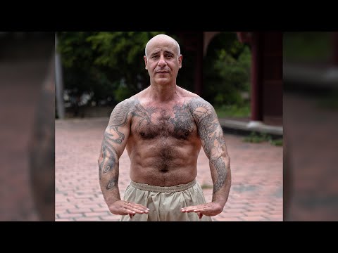 Видео: Экстремальные методы закалки от грандмастера обезьяньего кунг-фу