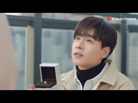 Видео: Главный герой делает девушке предложение, говоря: «Я буду любить тебя, сколько бы лет ни прошли».