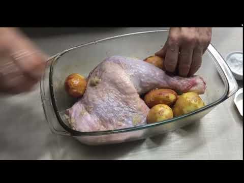 Видео: Запеченная  нога индюшки с картошкой / праздничное блюдо /