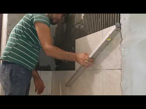 Видео: Укладка плитки на стену. Большой слой клея.