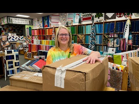 Видео: РАСПАКОВКА ТКАНЕЙ — ВЕСЕЛЬЕ! 🪡 Новинки быстро заполняют нашу цветную стену!