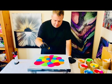 Видео: Использование самодельной заливки с жидкими лужами и шариком! Абстрактная жидкая живопись