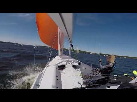 Видео: Яхта "эМ-Ка". Постановка генакера.
