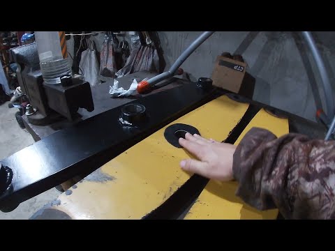 Видео: Замена Планок Бананов Направляшек. на фронт. ковше экскаватора погрузчика Caterpillar. Полый домкрат