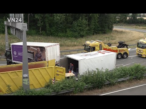 Видео: 11-07-2022 - VN24 - Восстановление перевернувшегося прицепа грузовика на перекрестке автомагистрали