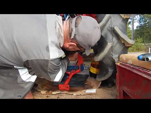 Видео: Янмар КЕ 3.  Замена масла  в мосту.