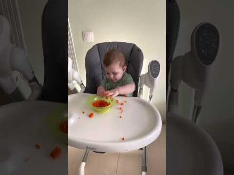 Видео: Первый прикорм - пробуем морковь 🥕 baby eat carrot