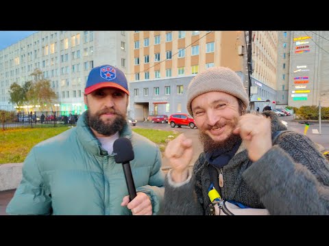 Видео: Бездомный отвечает в шоу на вопросы за бабосы