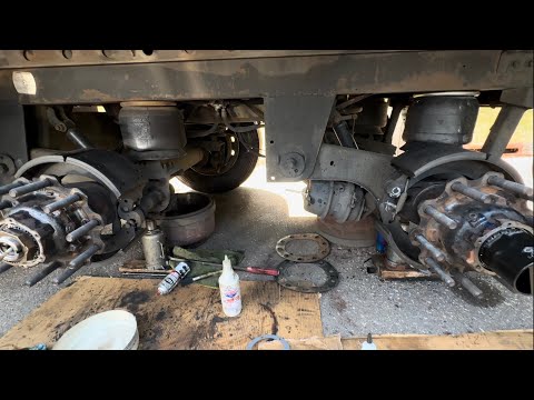 Видео: Дальнобой США.. Ремонт на обочине.. Замена сальников Utility trailer seal replacement.. S cam..