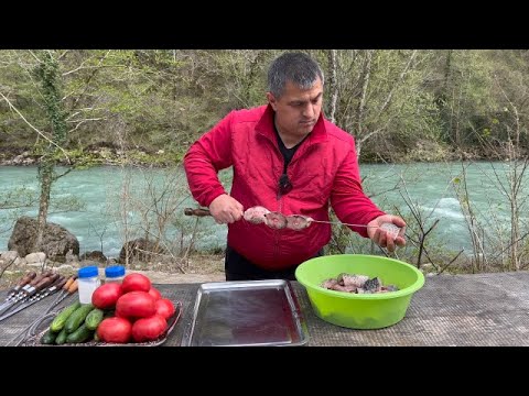 Видео: Шашлык из рыбы / Вкусный рецепт шашлыка приготовленный в горах