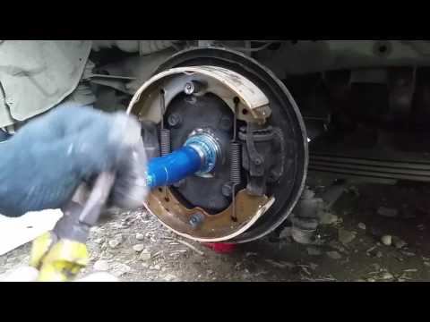 Видео: Замена колодок на грузовой машине. Мазда Титан 2 тонник.