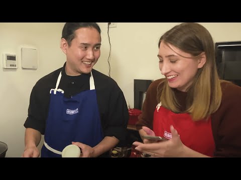 Видео: Готовим ужин и отвечаем на вопросы о международных отношениях