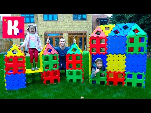 Видео: Катя и её домик из конструктора