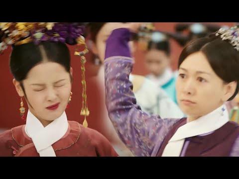 Видео: Наложница Цзя напугала королеву во время прогулки с собакой, Ронг Пей отшлепала ее