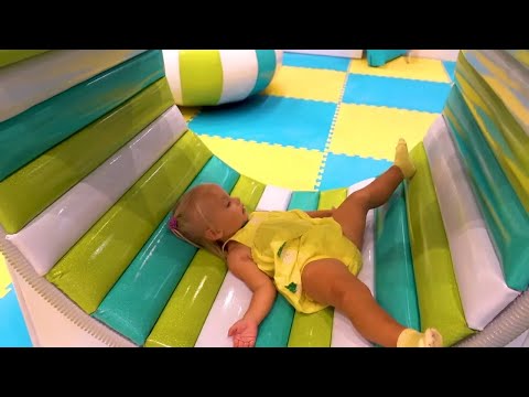 Видео: Алиса и Ева в парке развлечений для детей