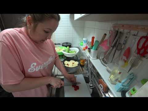 Видео: Готовим вкусняшку/овощи с мясом в рисоварке/Просто и вкусно