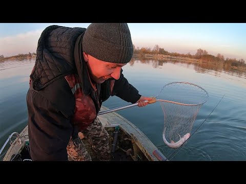 Видео: Рыбалка в ноябре. Чуть не остались без улова