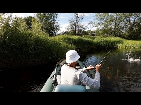 Видео: Сплав на лодке по речке Песь. Рыбалка на спиннинг в июне.