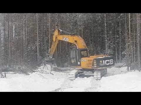 Видео: Валка деревьев экскаватором.