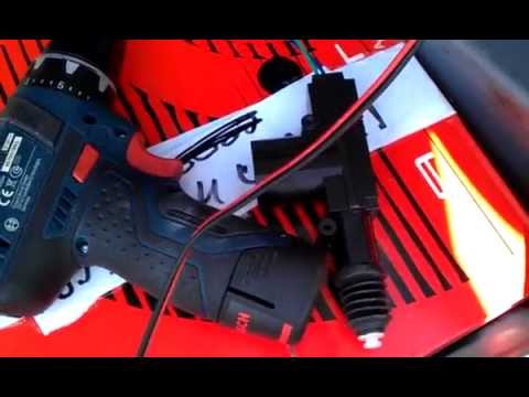 Видео: Установка актуатора (активатора) замка багажника Nissan Almera G15RA