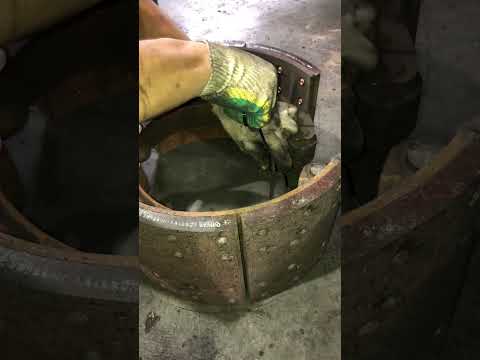 Видео: Замена задних колодок FAW