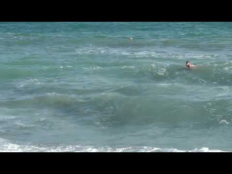 Видео: Тонет и не может справиться с волной...