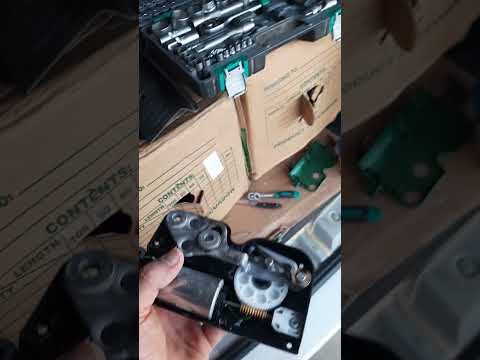 Видео: Фольксваген Т6 задняя крышка багажника не работает доводчик. Не притягивать дверь.