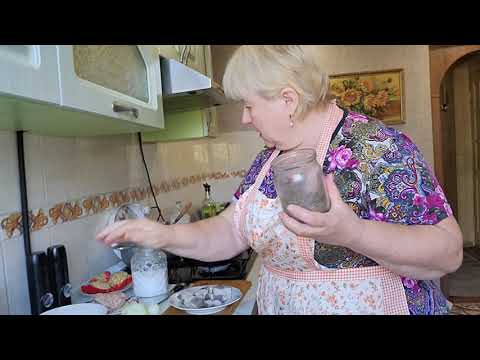 Видео: Суп с фаршированными перцами. Рыба жареная с луком. Битки.