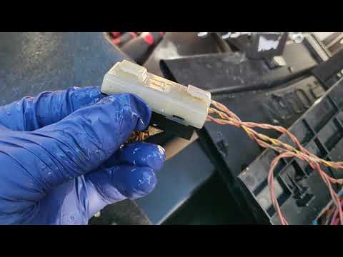 Видео: Mercedes Benz C300 E350 2008-2013 гг. Не заводится, нет связи со сканером. В чём проблема и как е...