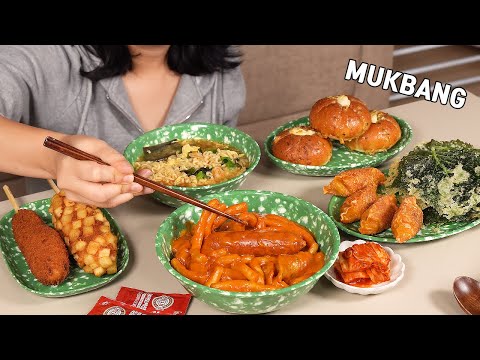 Видео: mukbang  :) Рамен, токпокки, хот-дог, чесночный хлеб, пельмени, картофель фри из листьев периллы.