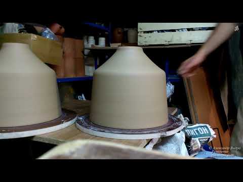 Видео: Вдувательство. Или как снять широкое изделие с диска после обточки.