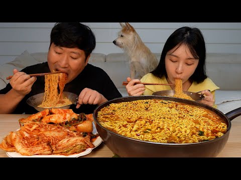 Видео: Чесночный вкус Острая острая лапша быстрого приготовления! (Ма Юль Рамен) - кулинарное шоу Мукбанг