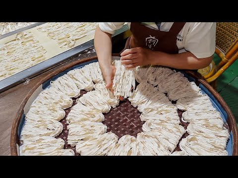 Видео: Традиционная нарезанная лапша в форме кружева, лапша набеяки - тайваньская пищевая фабрика