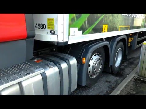 Видео: Как отцепить полуприцеп от тягача))) ВСТУПАЕМ В РЯДЫ ДАЛЬНОБОЯ)))