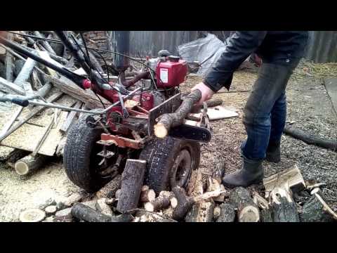 Видео: Заготовка дров мотоблоком з цепною пилой от ВОМ.
