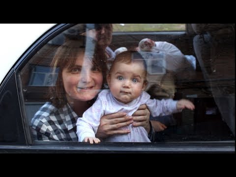 Видео: VLOG У Алисы появились нижние зубы. Снова помогли деткам