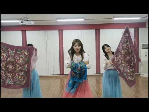 Видео: Китайские студенты исполняют русский танец "Вдоль по улице метелица ведёт"