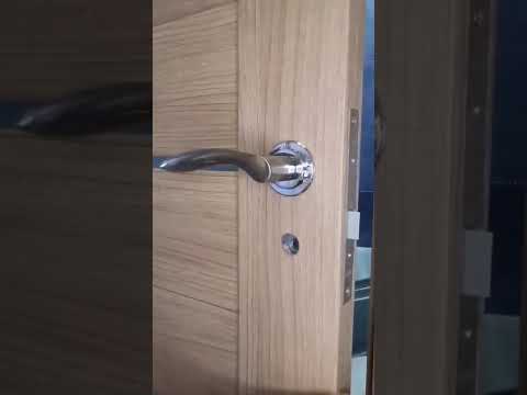 Видео: Установка замка в межкомнатной двери (часть 4) Inserting a lock in an interior door (part 4)