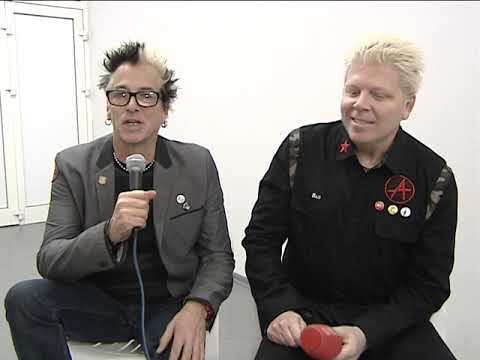 Видео: The Offspring (Dexter Holland, Kevin "Noodles" Wasserman) интервью в Красноярске 07.11.2013.