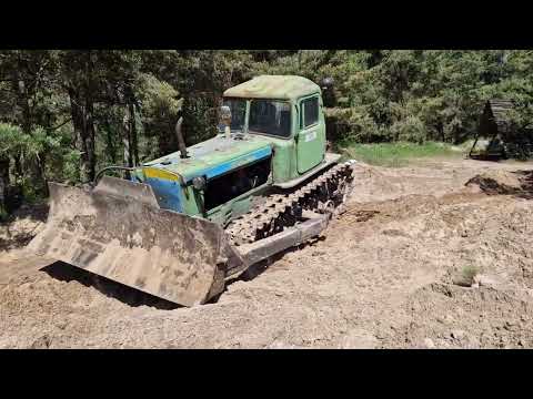 Видео: Работаем на старичке ДТ 75.We work on an old tractor dt75. ДТ 75 на дорогах общего пользования