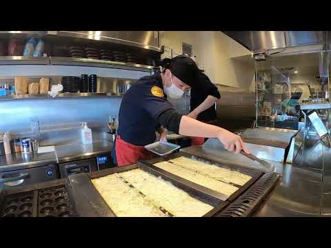 Видео: Этот человек лучший мастер такояки в Японии - Japanese Street Food