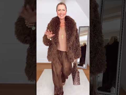 Видео: Мода для тех, кому за 60, которая привлекает внимание | Стильные образы для зрелых женщин 👗🌷