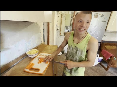 Видео: Женя учится готовить борщ