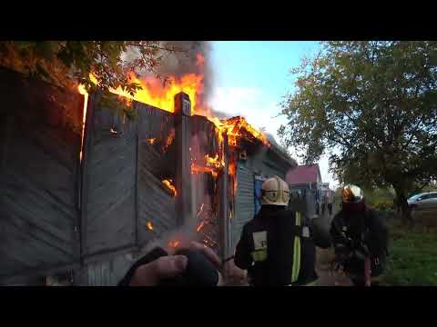 Видео: Горит дом. Где все пожарные?