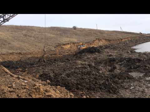 Видео: Драглайн ЭО-4112 и болотный бульдозер очищают пруд в Калуге